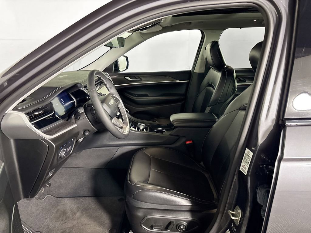 Used 2023 Jeep Grand Cherokee 30th Anniversary AWD/4WD image 11