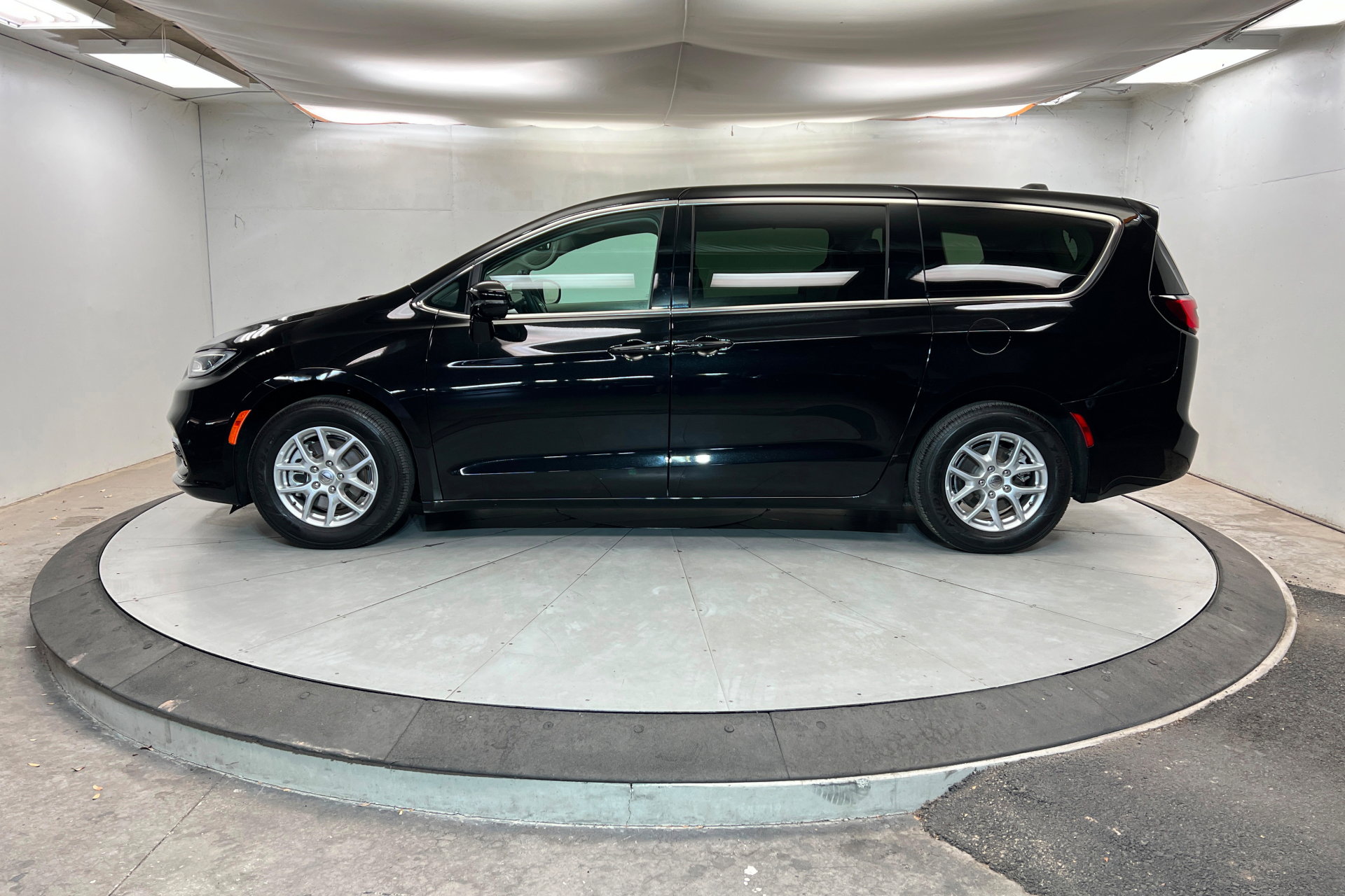 Used 2024 Chrysler Pacifica Touring-L FWD image 2