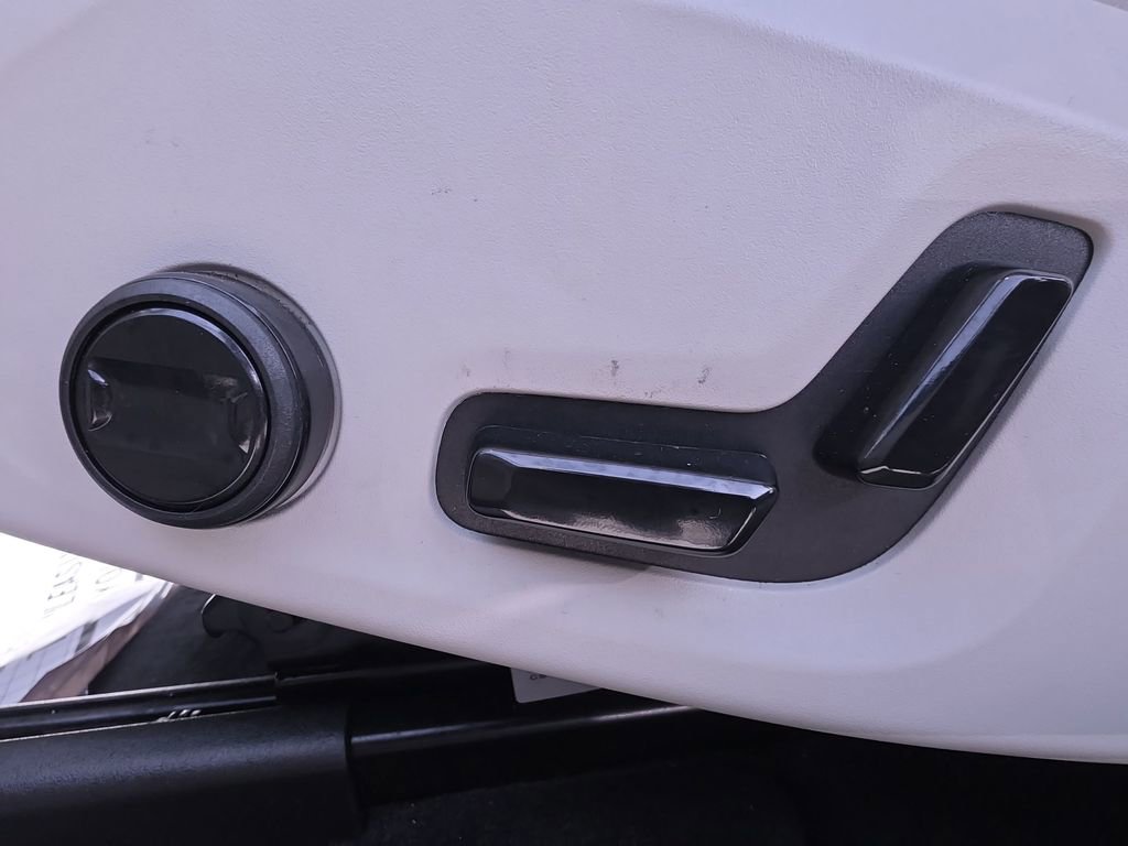 Used 2023 Volvo XC60 B5 Plus image 33