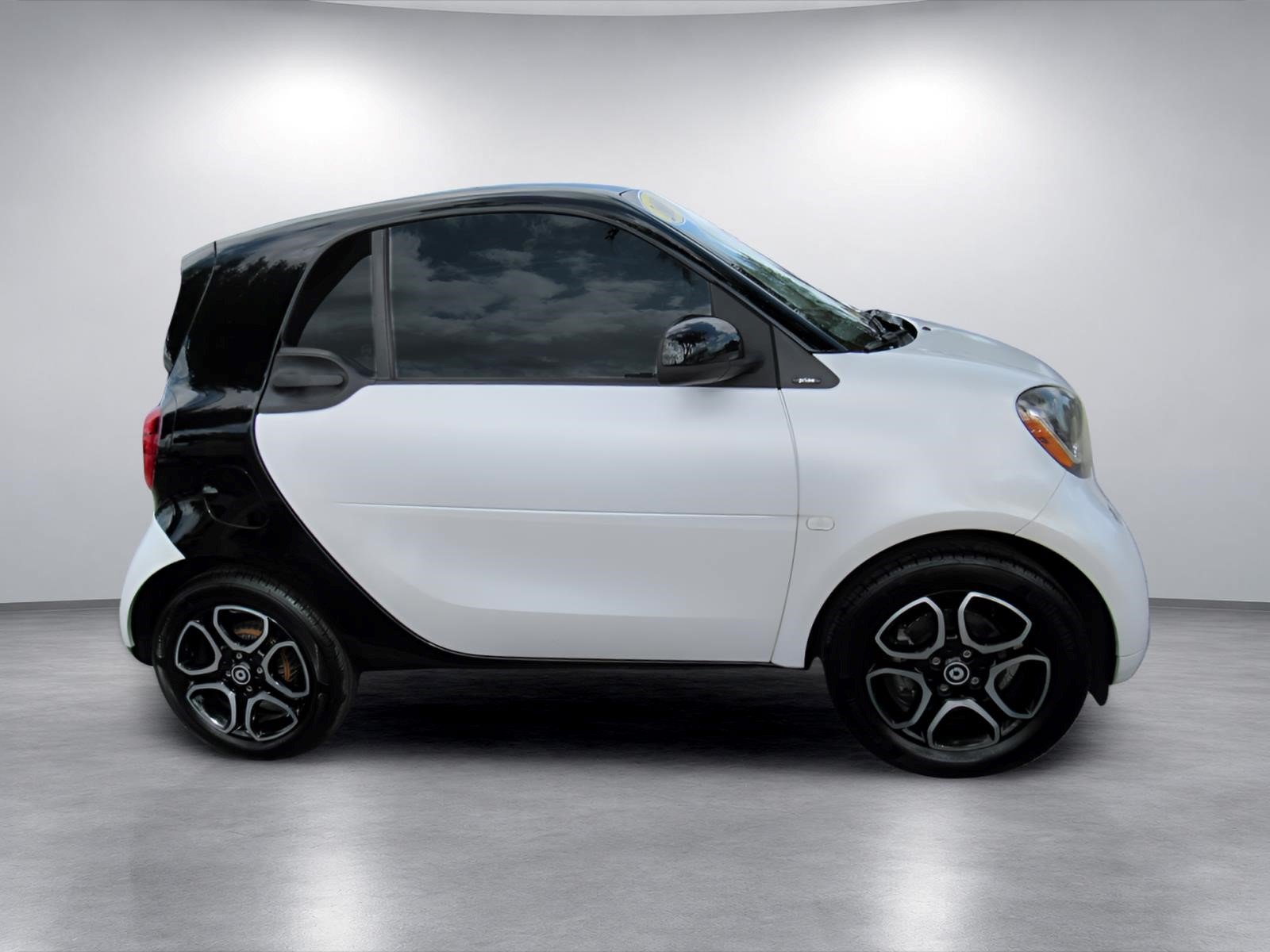 Used 2016 smart fortwo Prime RWD image 2