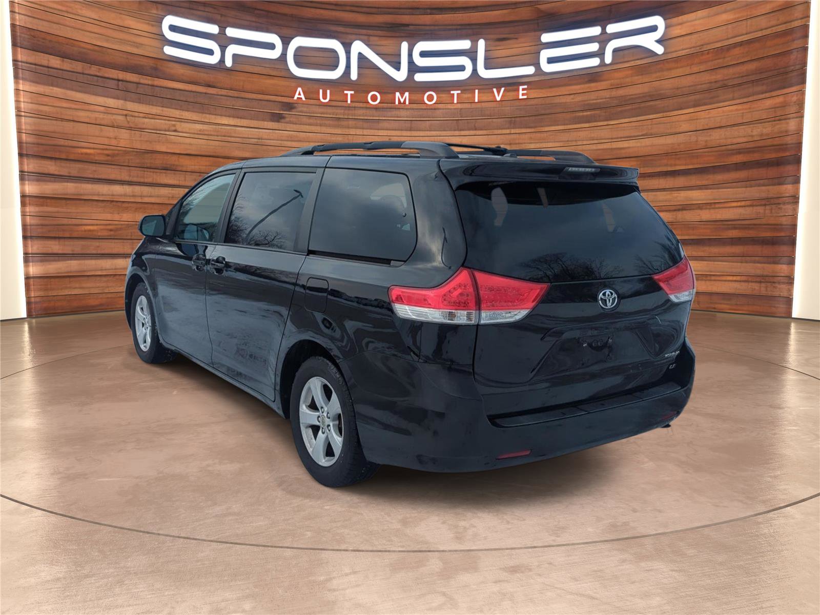 Used 2011 Toyota Sienna LE image 3