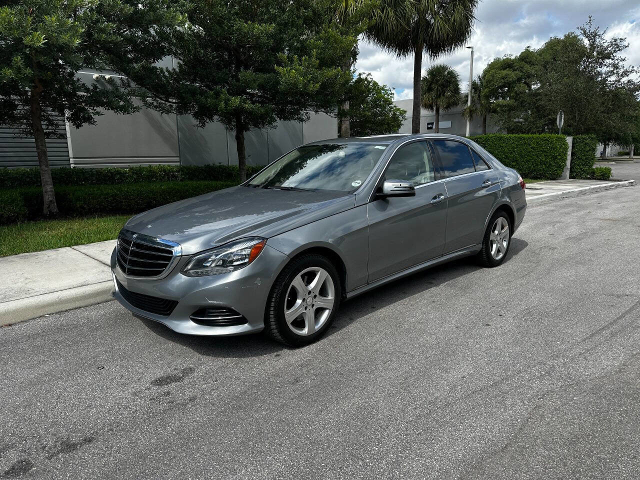 Used 2014 Mercedes-Benz E 350 Sedan image 3