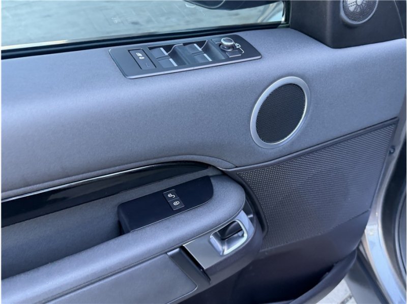 Used 2019 Land Rover Discovery SE AWD/4WD image 16