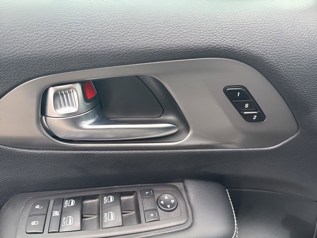 Used 2025 Chrysler Pacifica Select image 12