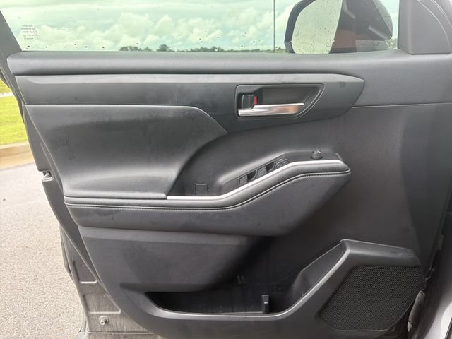 Used 2021 Toyota Highlander XSE FWD image 36
