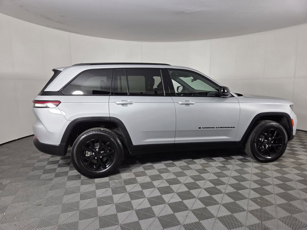 Certified 2025 Jeep Grand Cherokee Altitude image 4