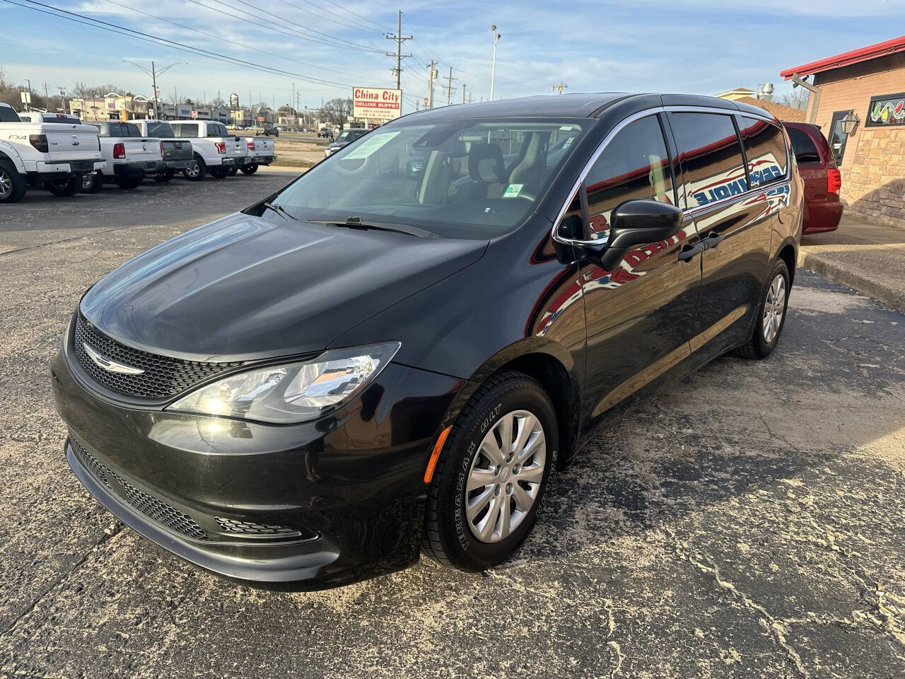 Used 2021 Chrysler Voyager L image 5