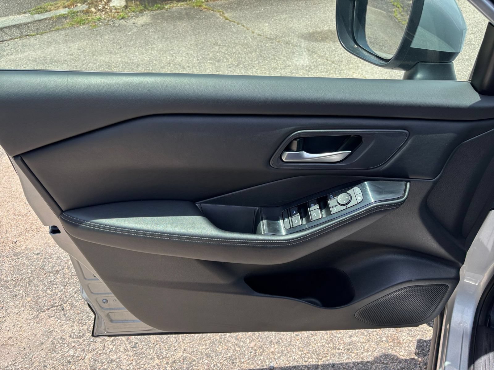 Used 2025 Nissan Rogue SV FWD image 18