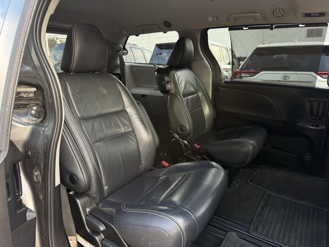 Used 2018 Toyota Sienna SE w/ SE Preferred Package FWD image 29