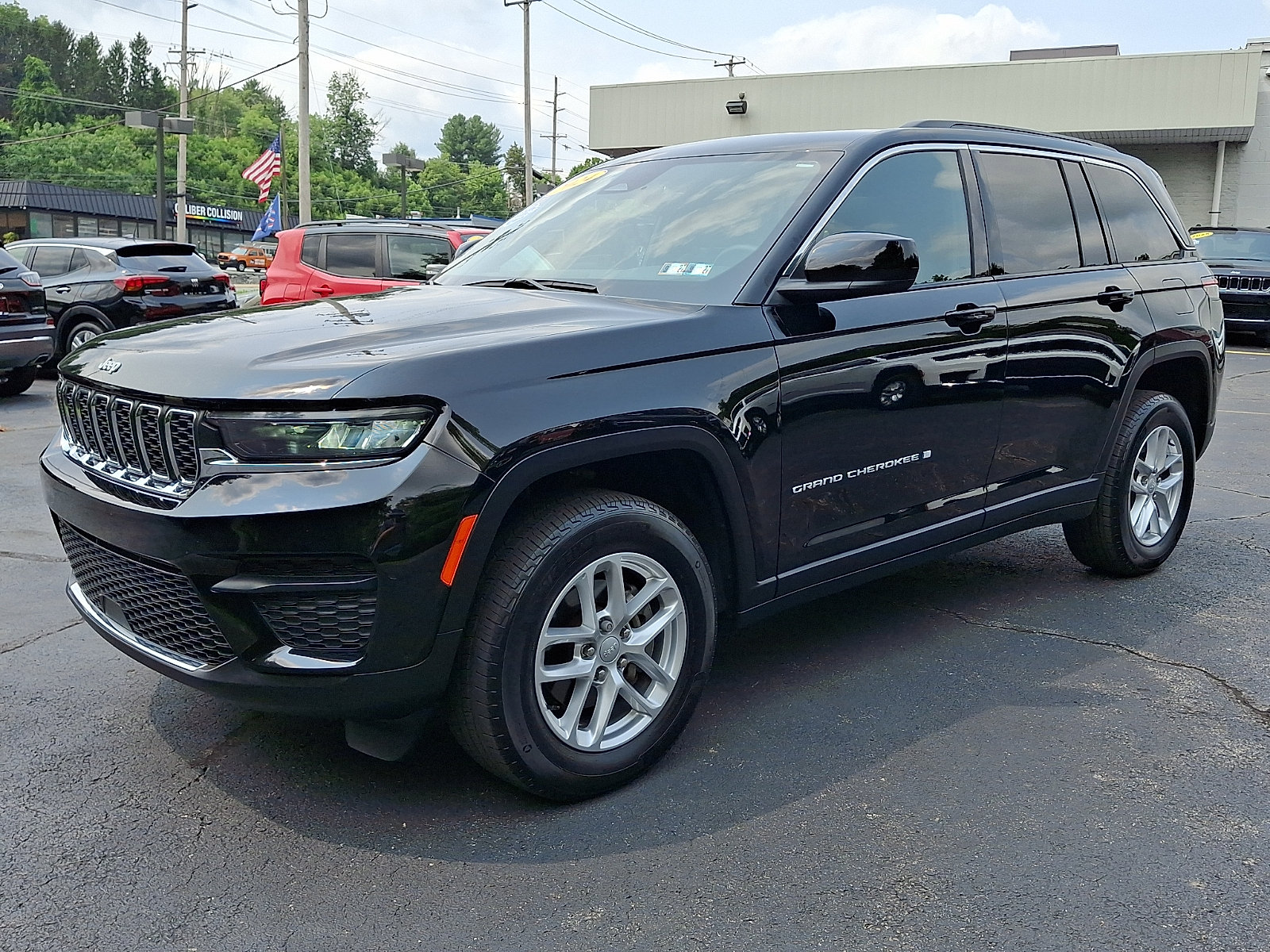 Certified 2024 Jeep Grand Cherokee Laredo X w/ Luxury Tech Group I AWD/4WD image 3