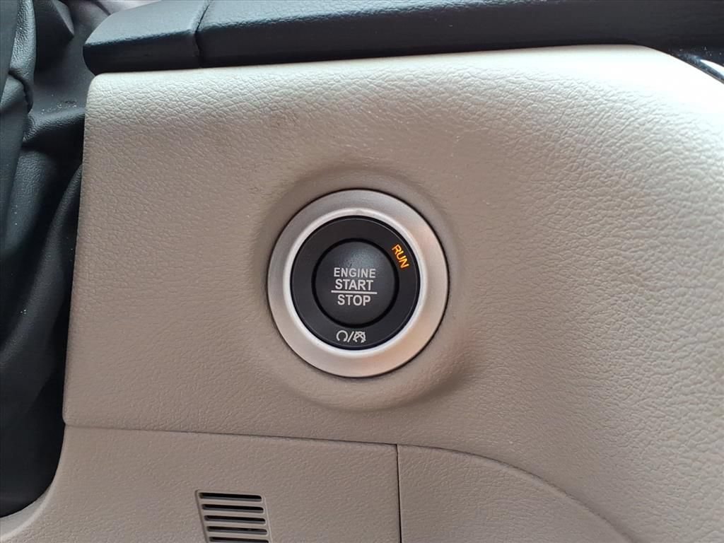 Used 2024 Chrysler Pacifica Touring-L FWD image 12