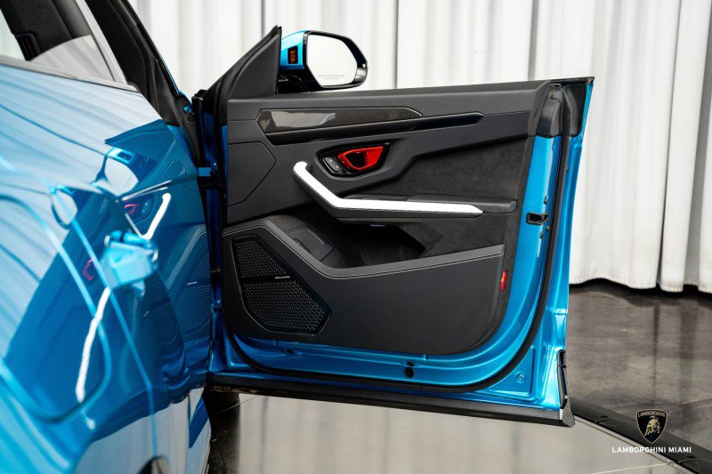 Used 2025 Lamborghini Urus SE image 38