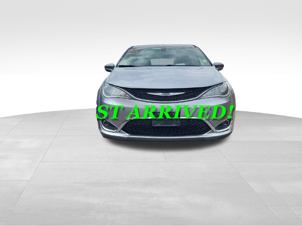 Used 2019 Chrysler Pacifica Touring Plus FWD image 2