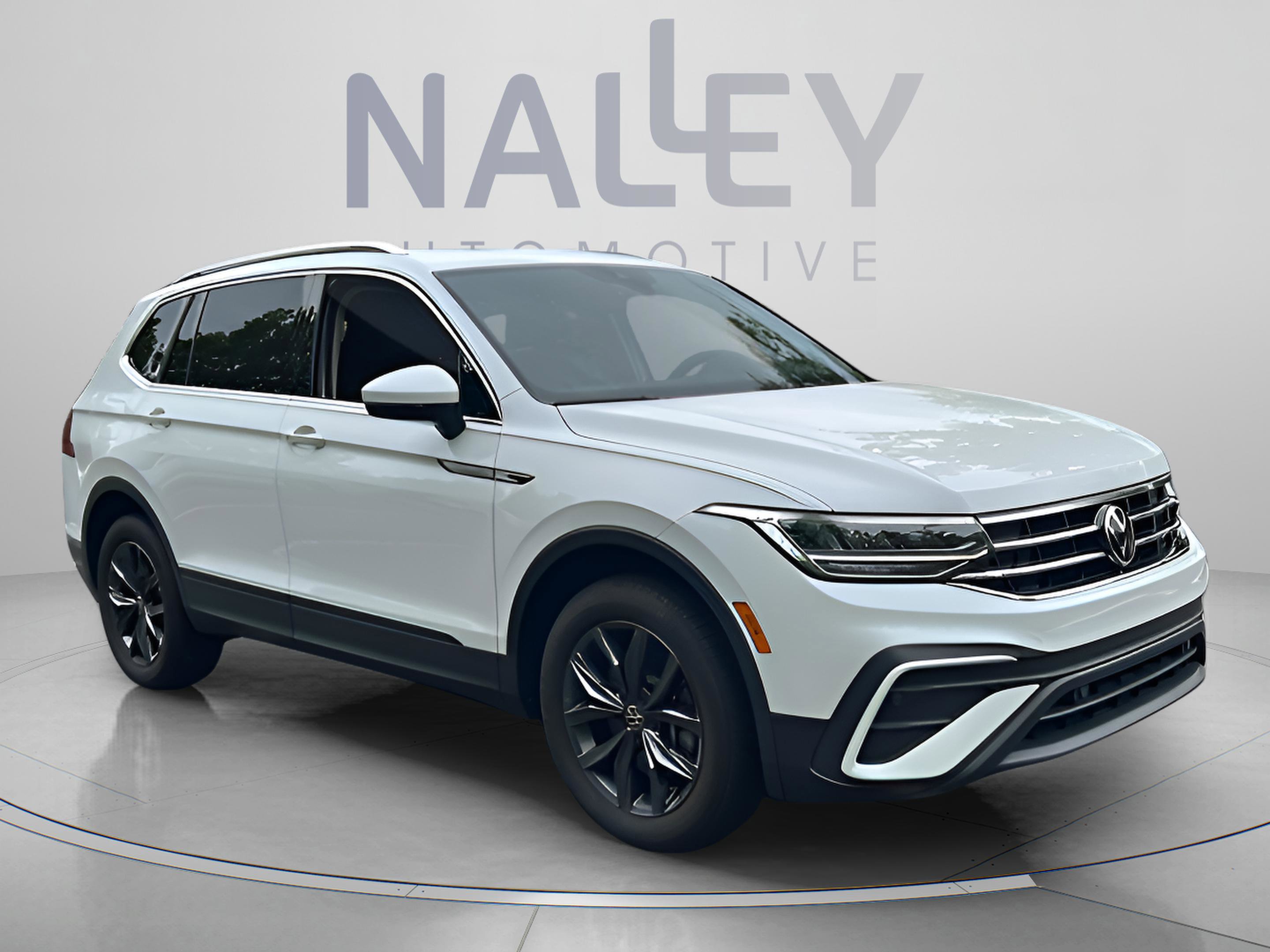 Used 2023 Volkswagen Tiguan SE w/ Panoramic Sunroof Package FWD image 5