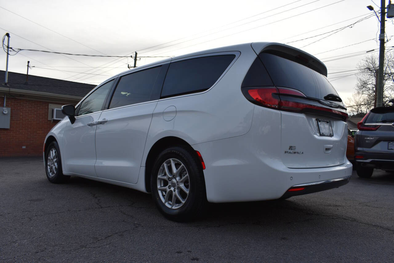 Used 2023 Chrysler Pacifica Touring-L image 33