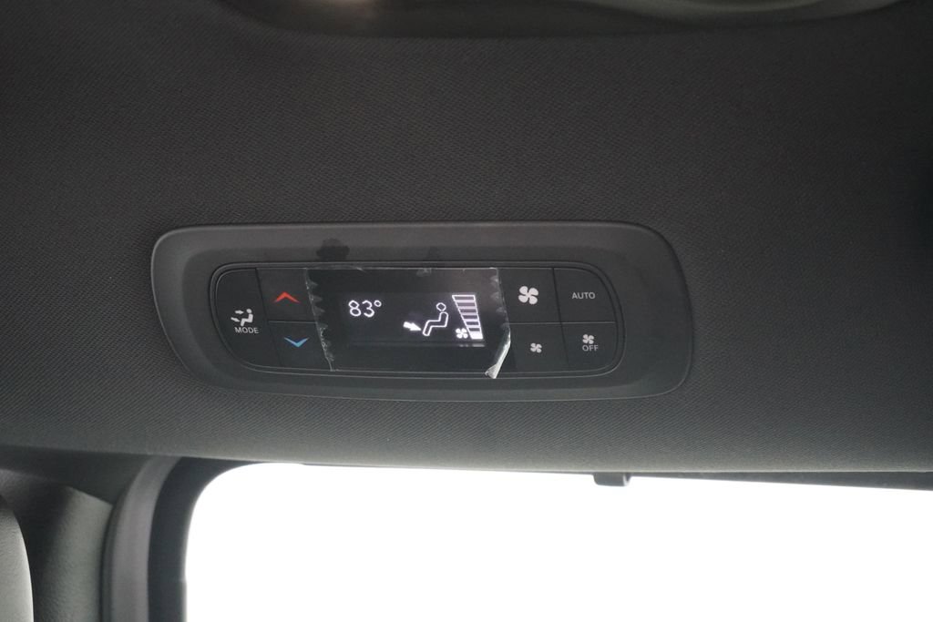 Used 2025 Chrysler Pacifica Select image 34