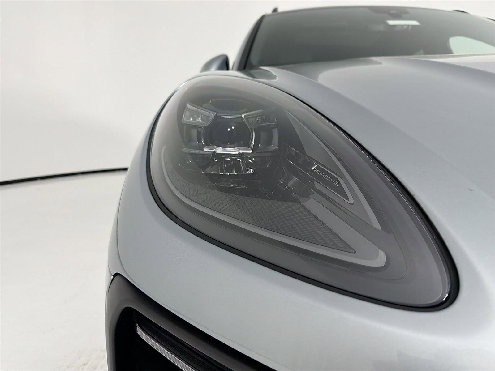 Certified 2025 Porsche Macan image 32