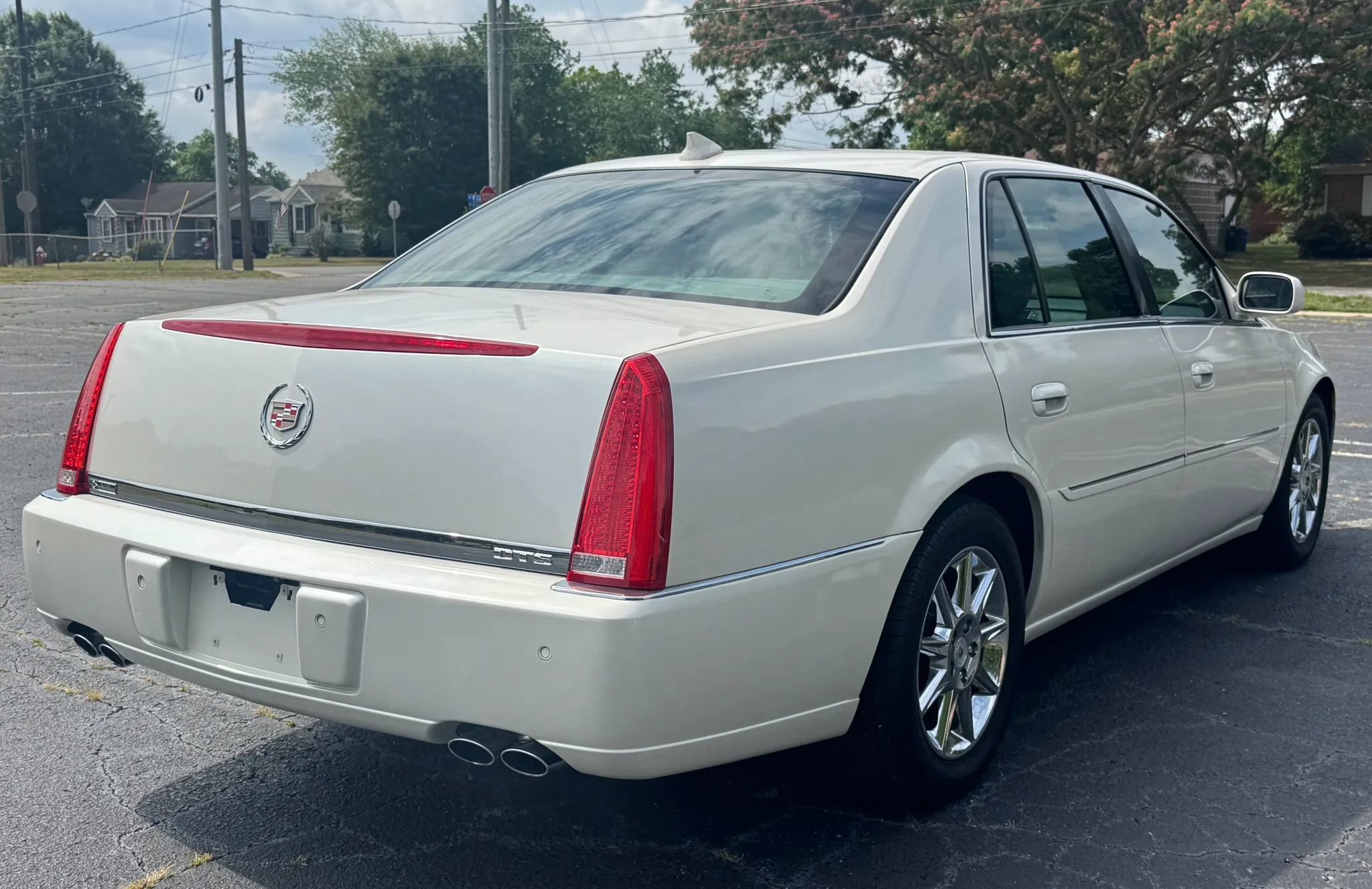 Used 2011 Cadillac DTS Luxury FWD image 7