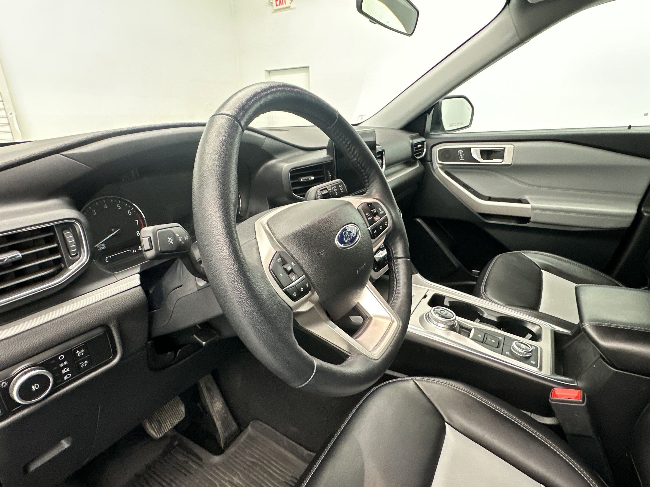 Used 2023 Ford Explorer XLT w/ Equipment Group 202A image 4