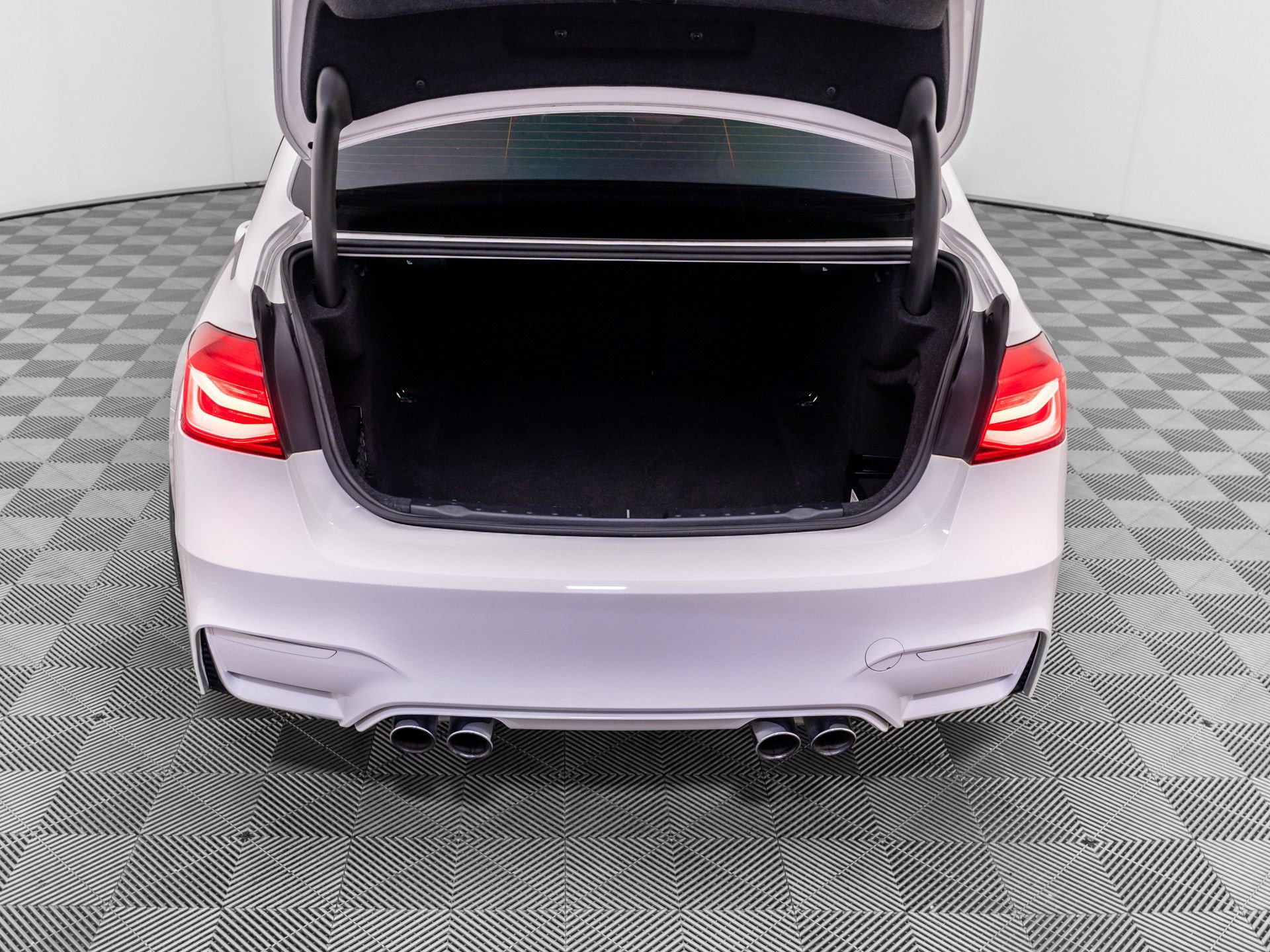 Used 2018 BMW M3 image 33