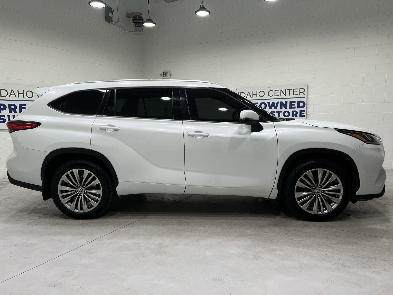 Used 2023 Toyota Highlander Platinum image 9