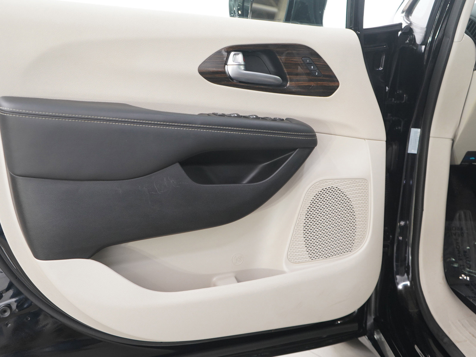 Used 2024 Chrysler Pacifica Limited image 23