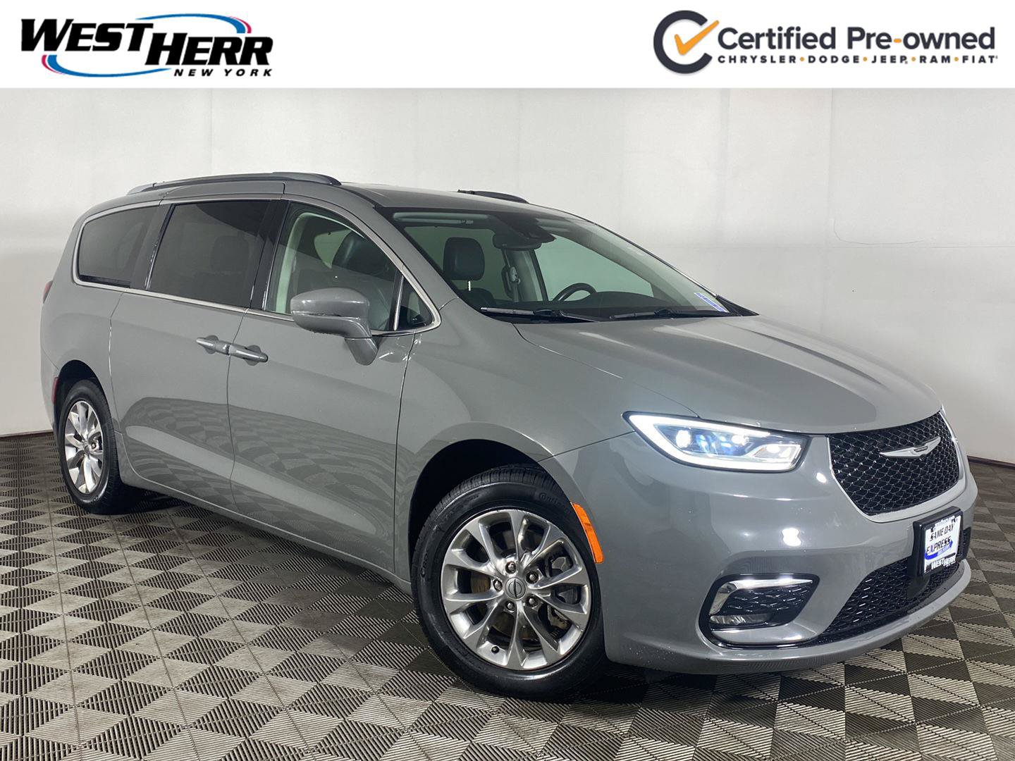 Used 2021 Chrysler Pacifica Touring-L w/ Uconnect Theater Family Group AWD/4WD image 1