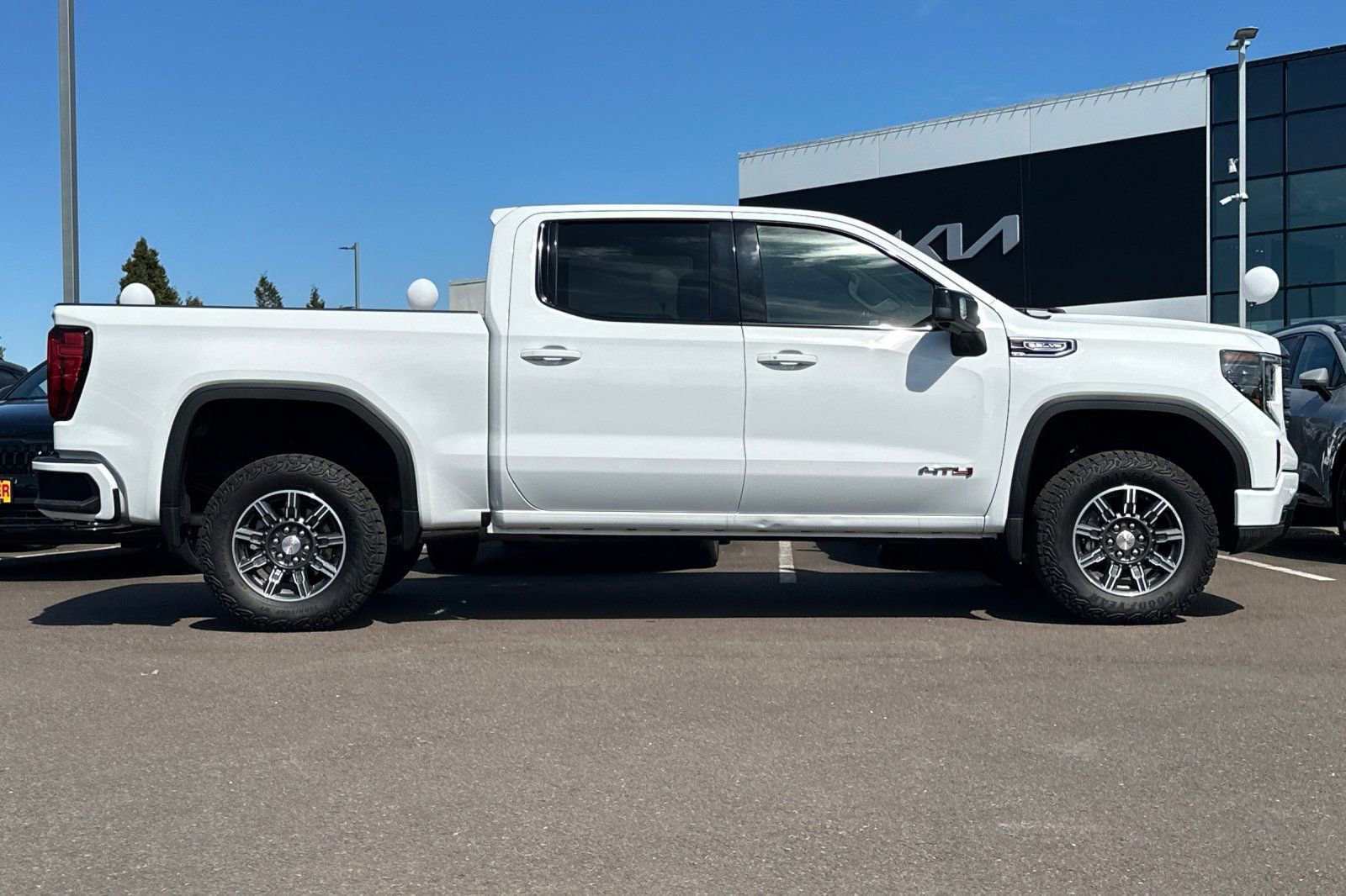 Used 2025 GMC Sierra 1500 AT4 image 3