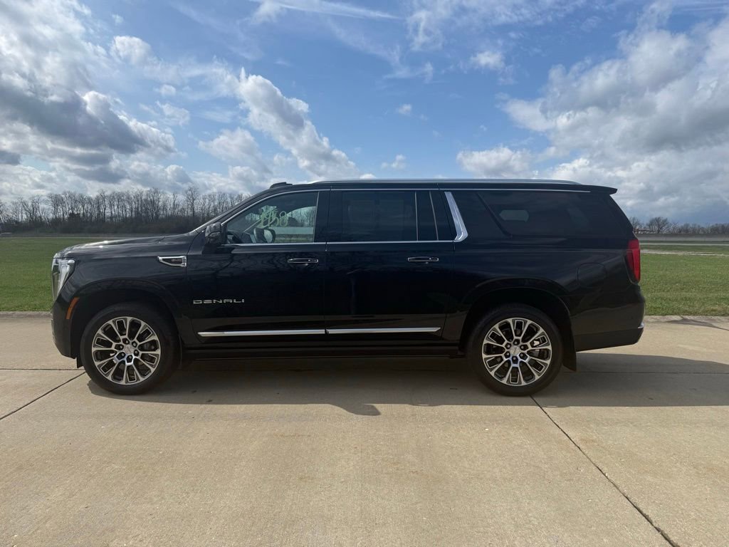 Used 2025 GMC Yukon XL Denali w/ Sun & Power Step Package image 10