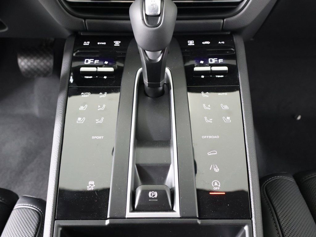 Certified 2025 Porsche Macan image 17