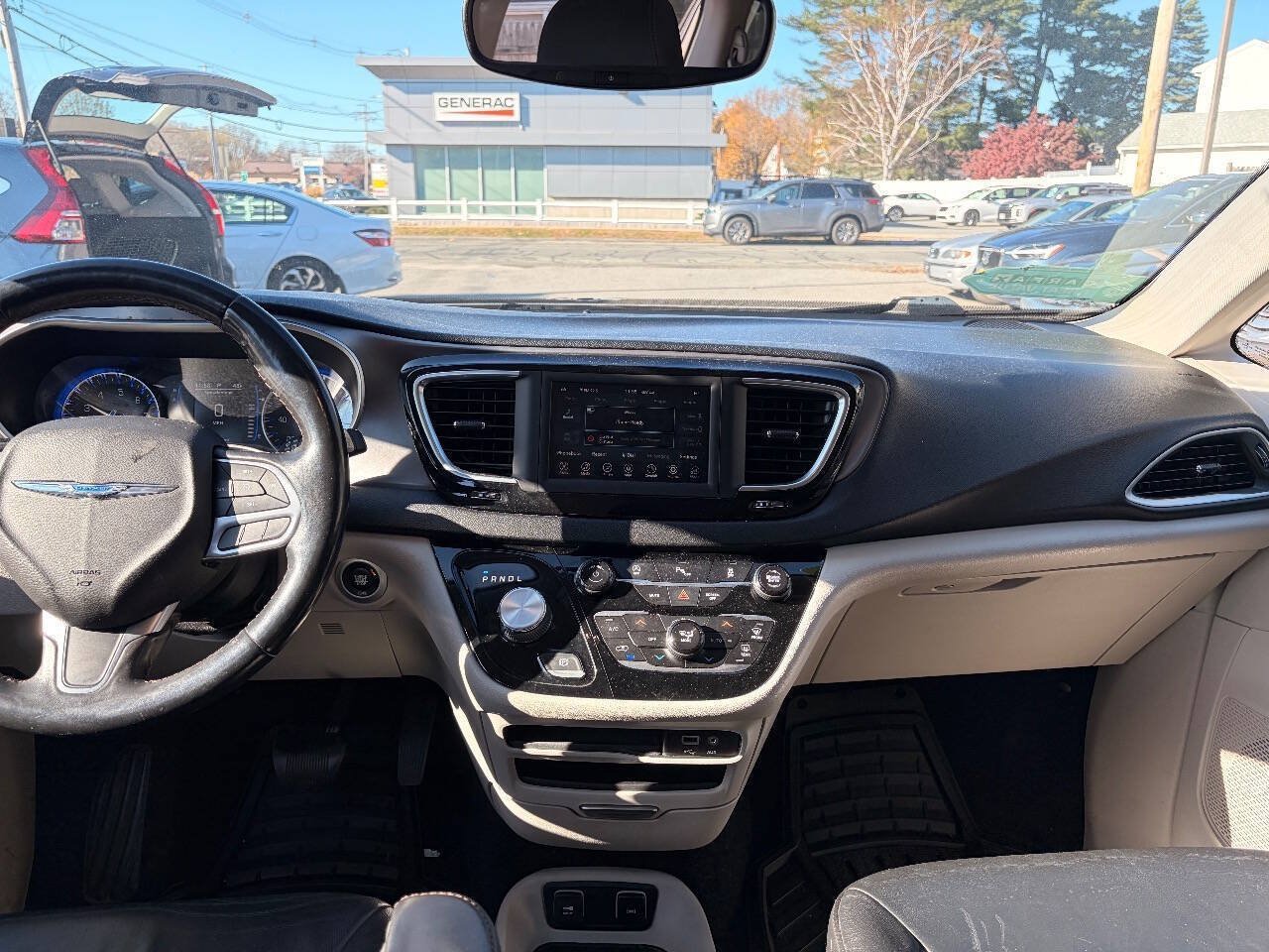 Used 2020 Chrysler Pacifica Touring-L FWD image 15
