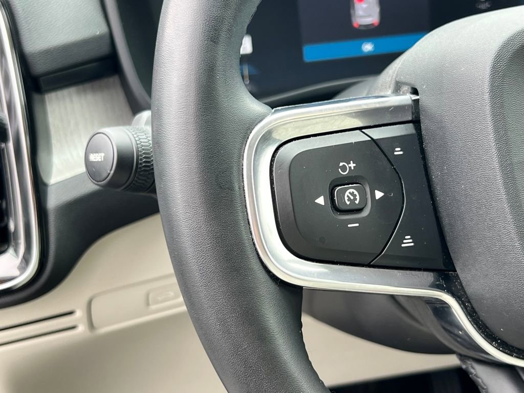 Used 2023 Volvo XC40 B4 Plus image 20