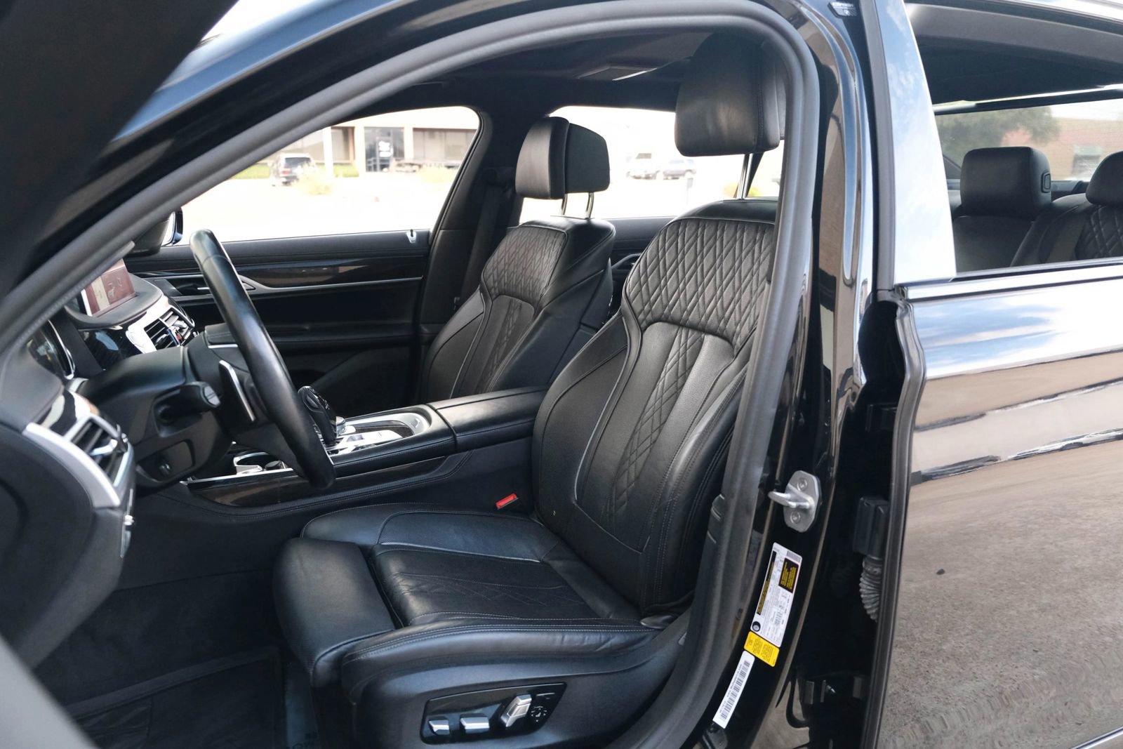 Used 2019 BMW 750i w/ M Sport Package image 18