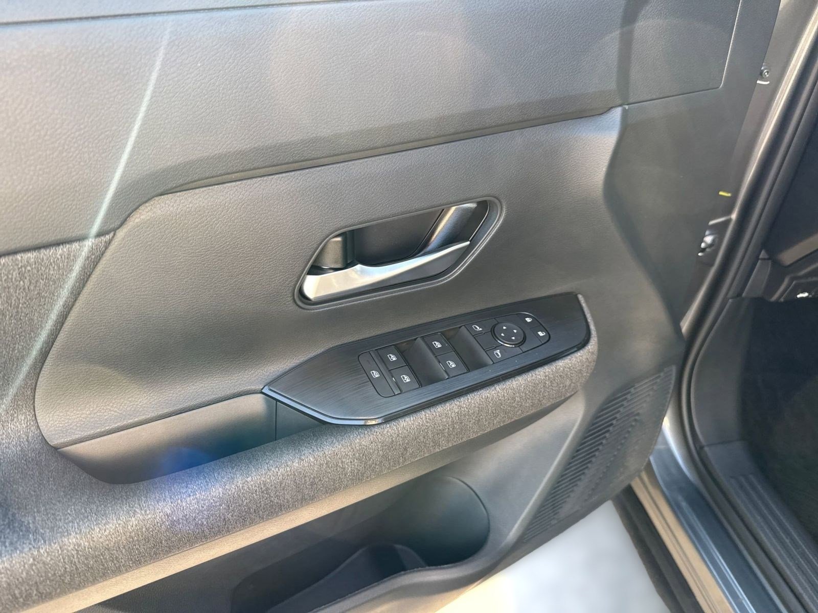 Used 2025 Nissan Kicks SV image 11