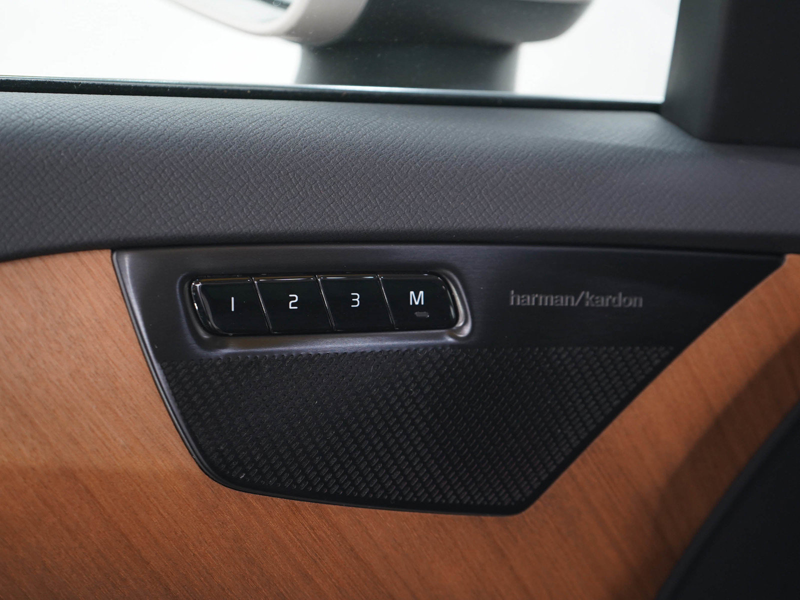 Used 2023 Volvo XC90 B6 Plus AWD/4WD image 25