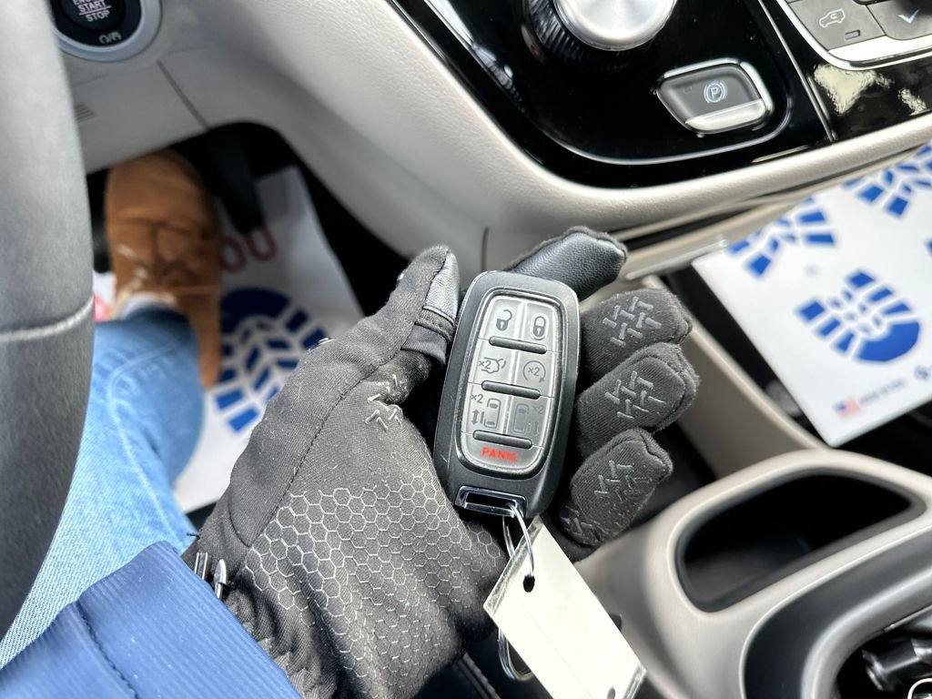 Used 2024 Chrysler Pacifica Touring-L image 27