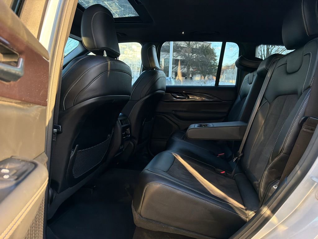 Used 2023 Jeep Grand Cherokee Altitude image 17