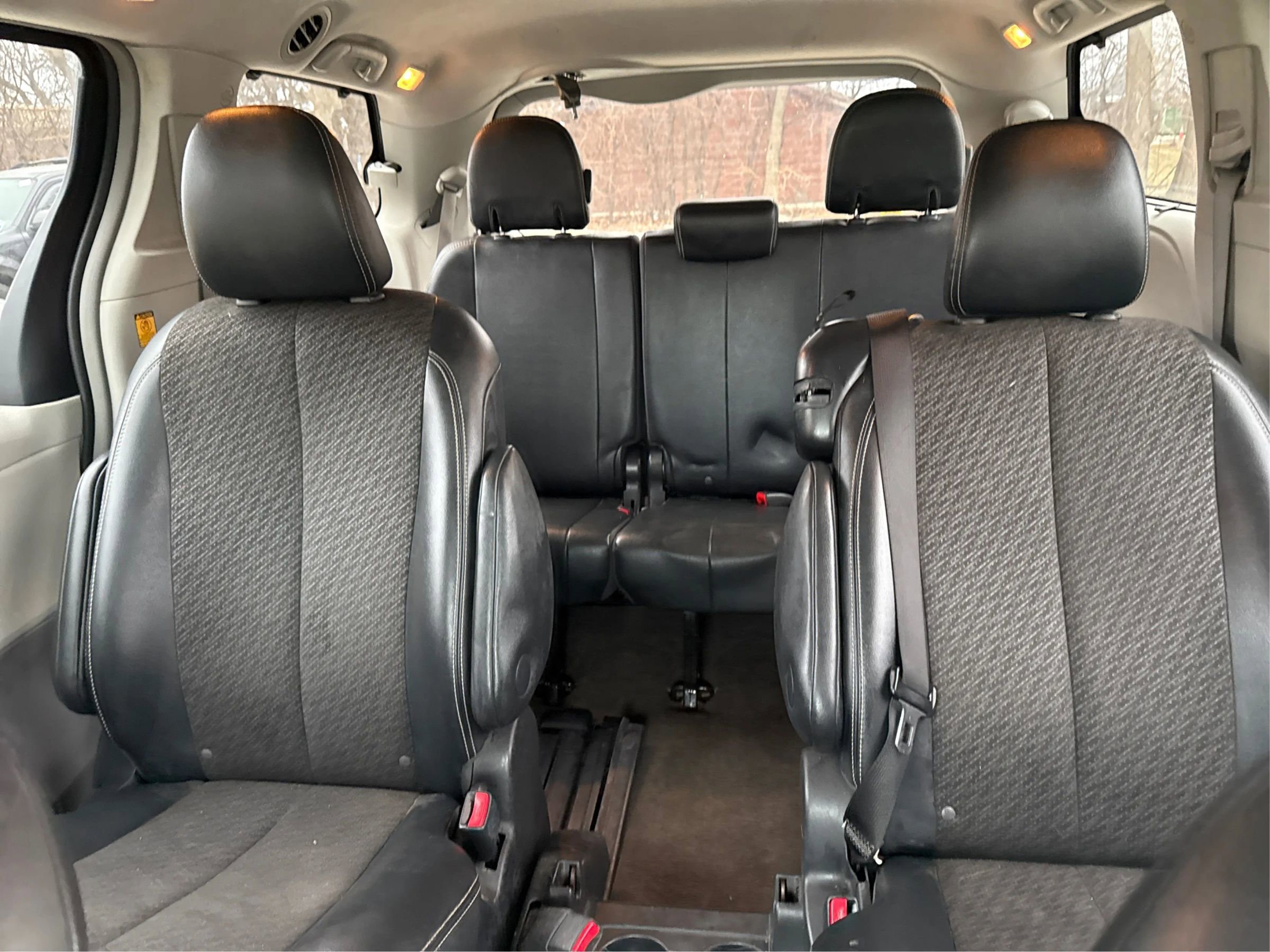 Used 2012 Toyota Sienna SE FWD image 27