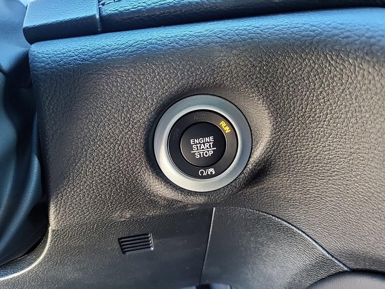 New 2025 Chrysler Pacifica Limited w/ Uconnect Theater Family Group image 6