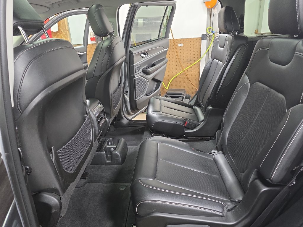 Used 2023 Jeep Grand Cherokee L Limited w/ Luxury Tech Group II AWD/4WD image 14