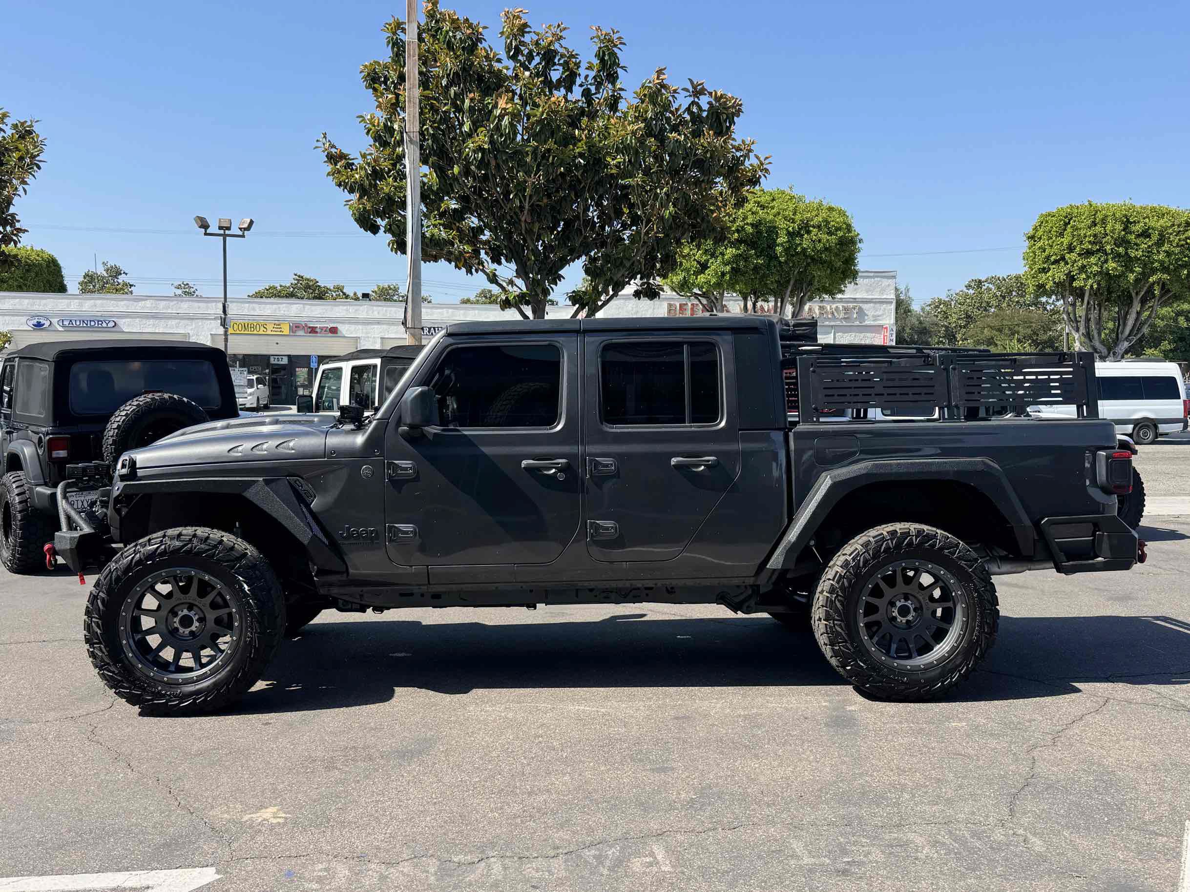 Used 2024 Jeep Gladiator Sport AWD/4WD image 5