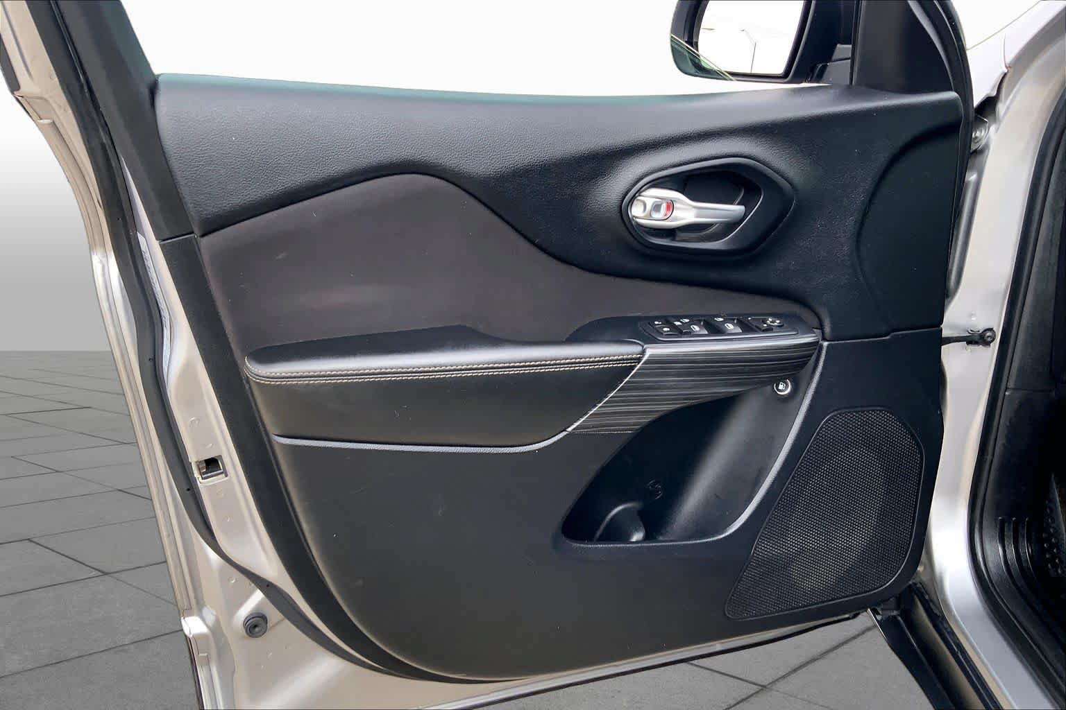 Used 2016 Jeep Cherokee Sport FWD image 22