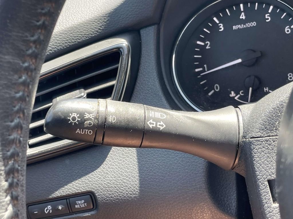 Used 2018 Nissan Rogue SL w/ Premium Package FWD image 25