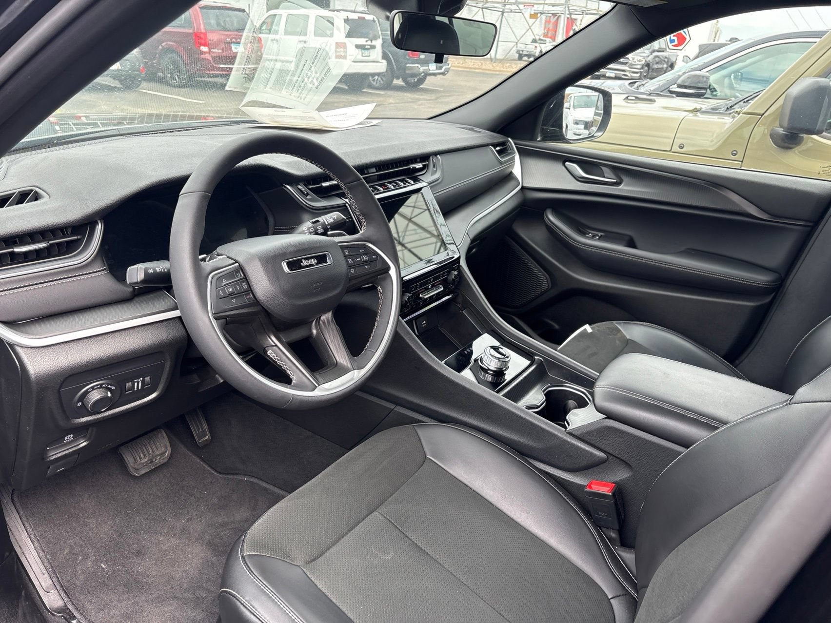 Used 2025 Jeep Grand Cherokee L Altitude AWD/4WD image 6