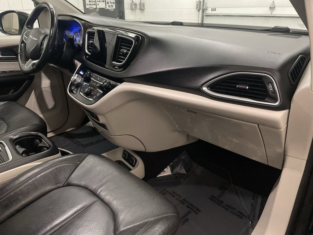 Used 2019 Chrysler Pacifica Touring-L Plus FWD image 22