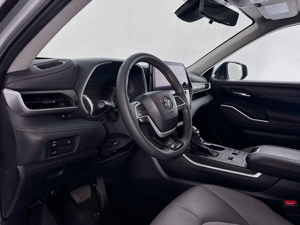 Used 2023 Toyota Highlander Bronze Edition image 12