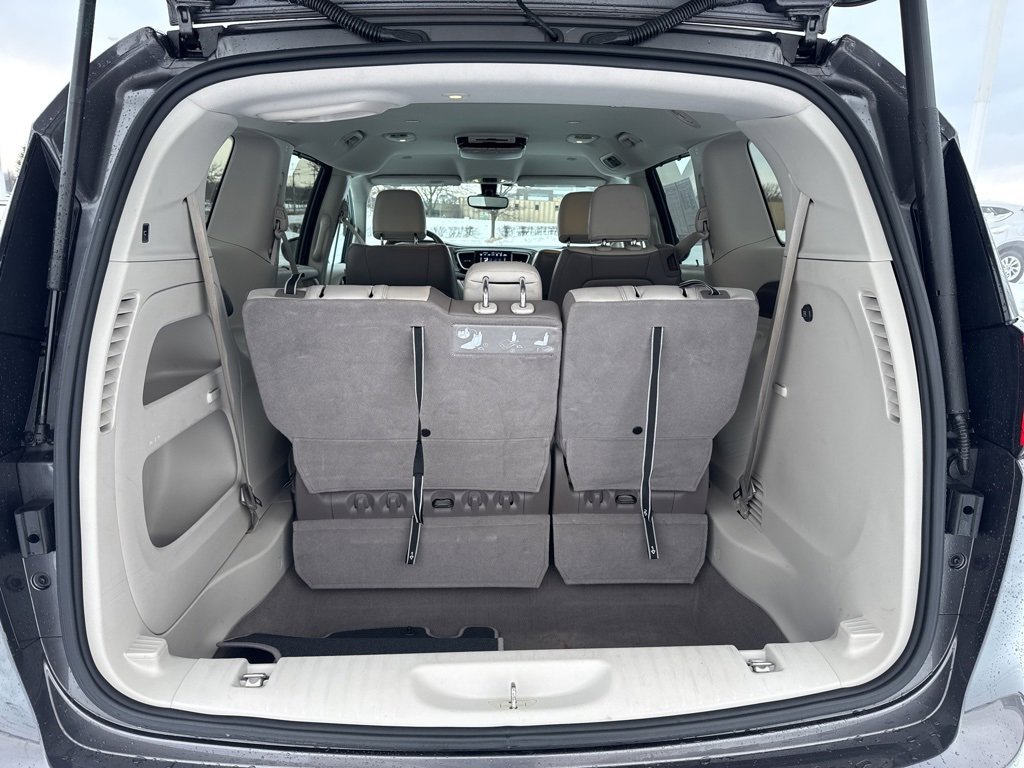Used 2017 Chrysler Pacifica Touring-L image 17