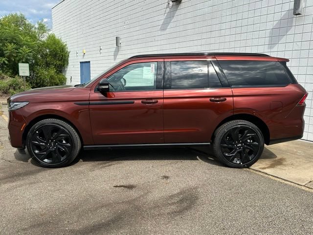 New 2027 Lincoln Navigator Reserve w/ Jet Appearance Package AWD/4WD image 2