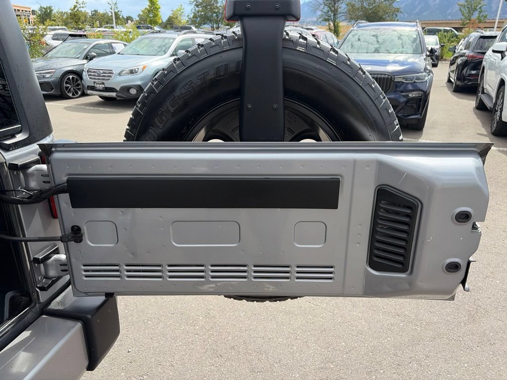 Used 2017 Jeep Wrangler Unlimited Sahara w/ Connectivity Group AWD/4WD image 18