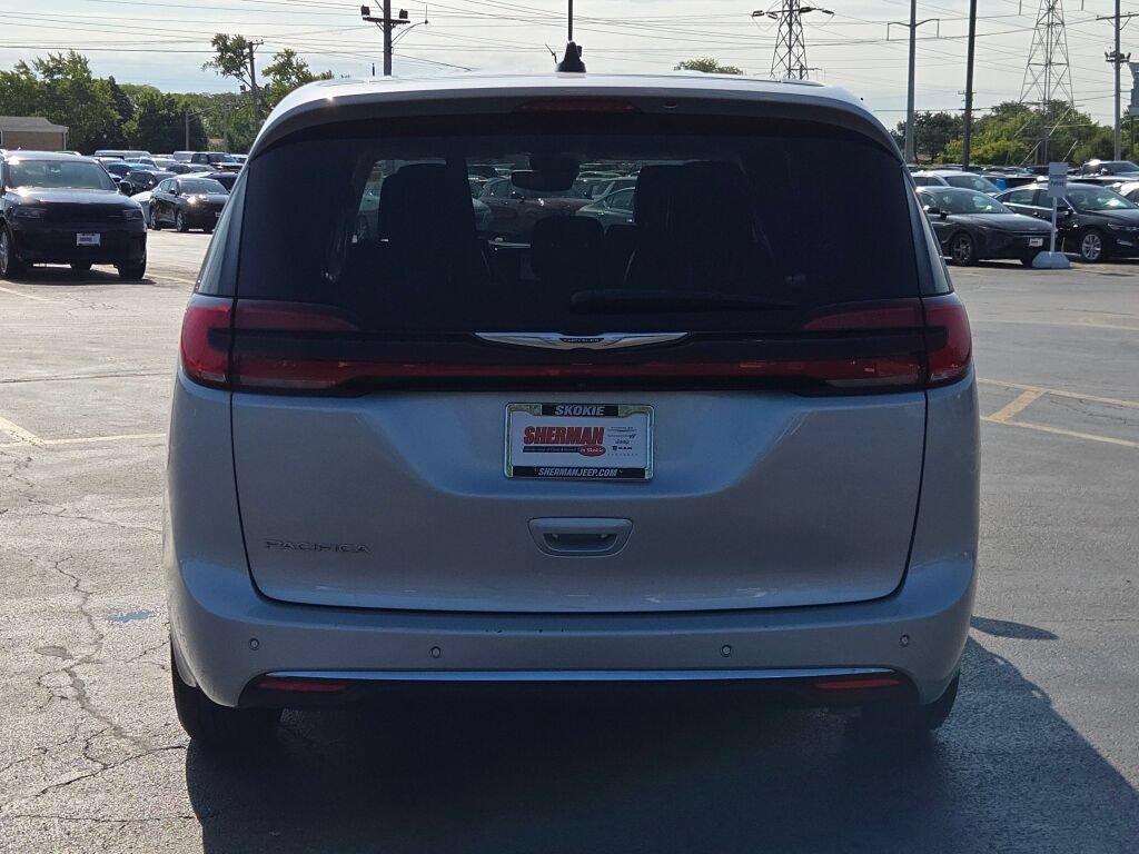 Used 2023 Chrysler Pacifica Touring-L FWD image 19